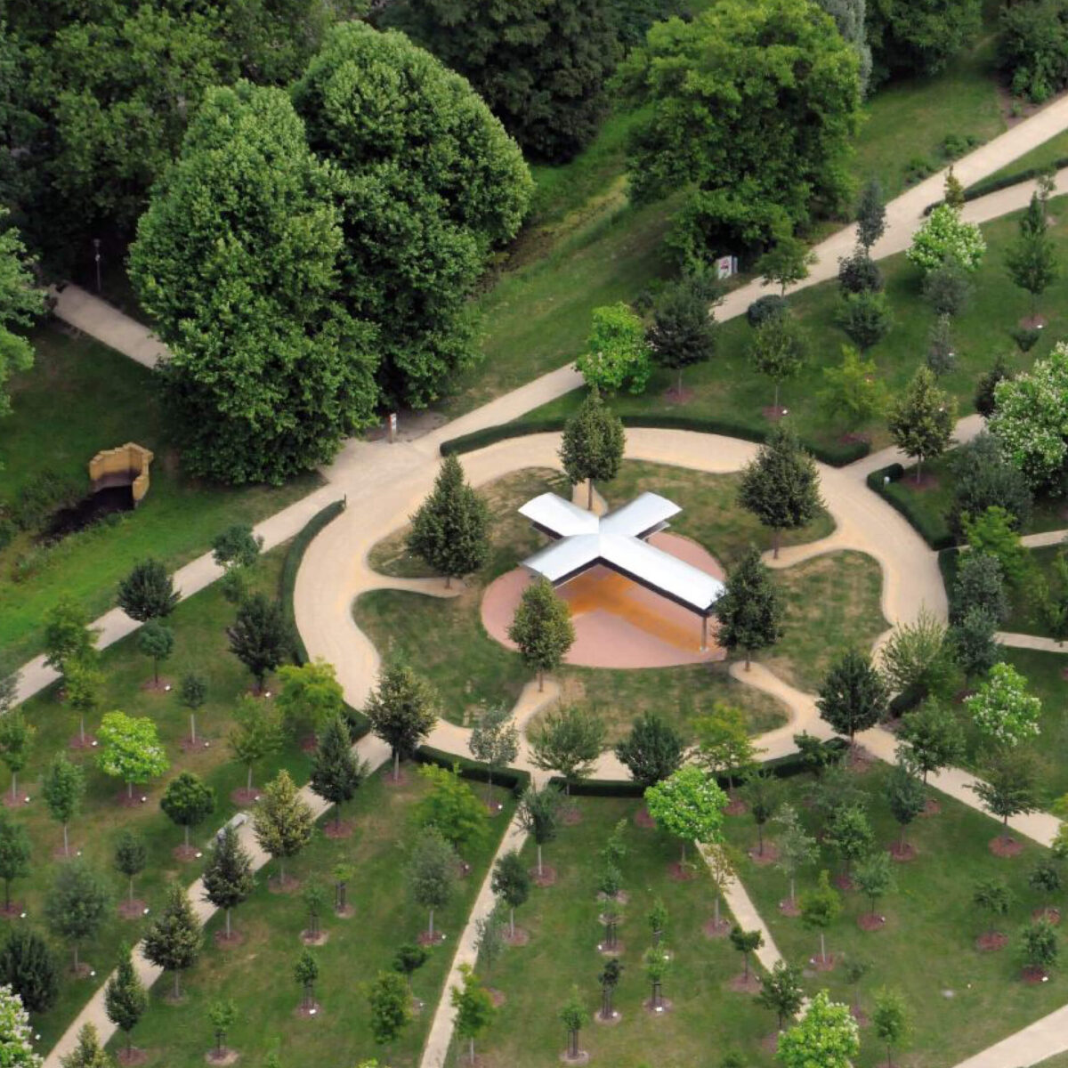 Aerial view of the Luthergarden in Wittenberg with the sculpture of Thomas Schönauer in a picture by Meinka