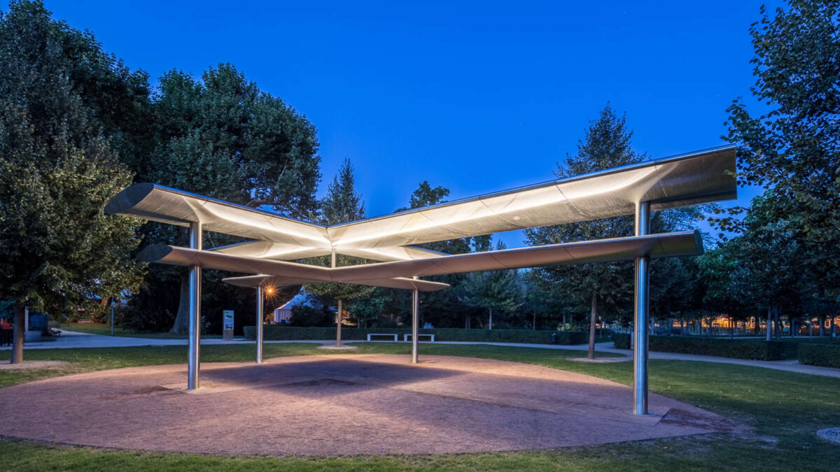 Thomas Schönauer´s sculpture in the Luthergarten Wittenberg seen by night, in a foto by Ralph Richter