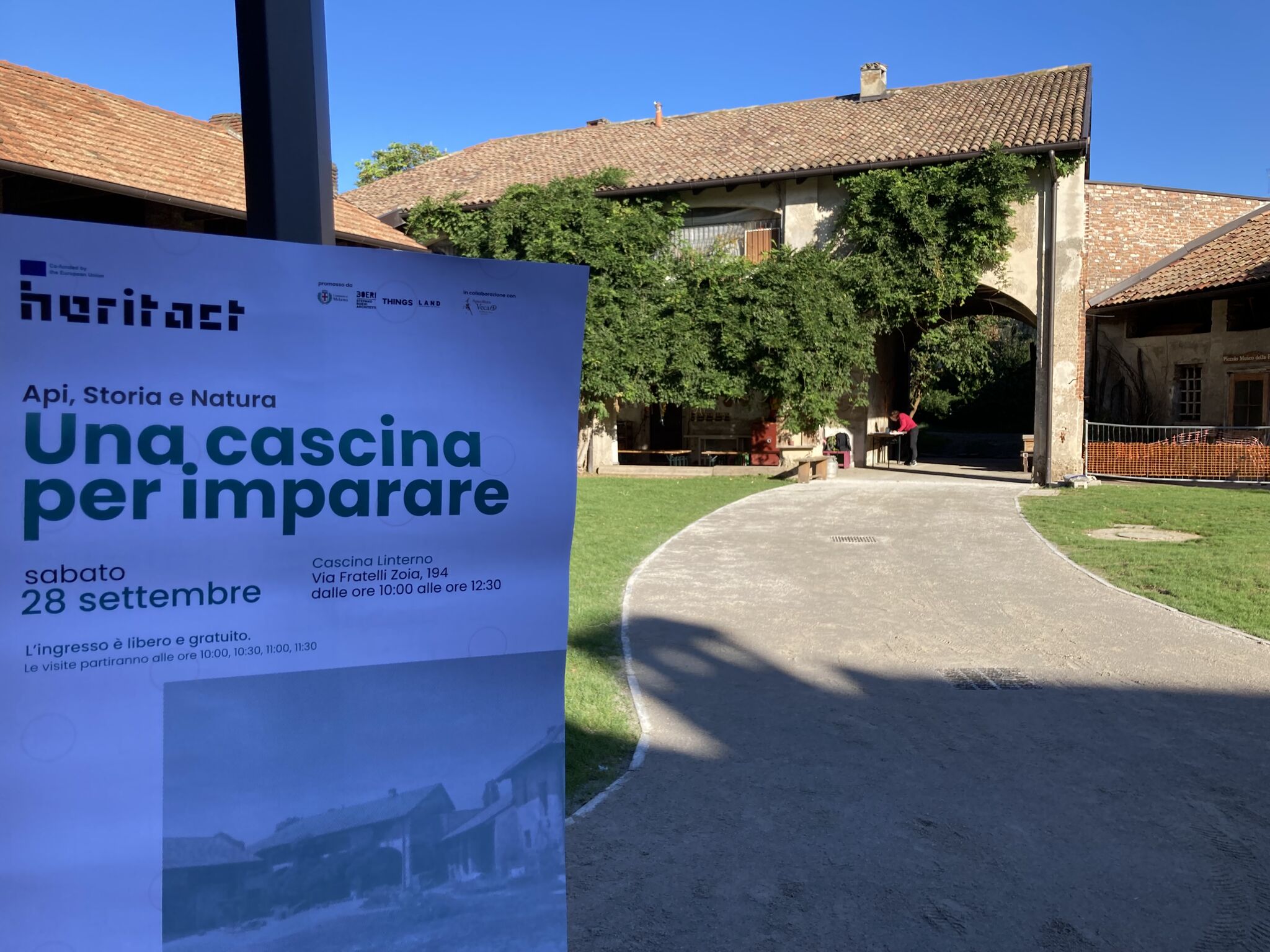 Summer vibes, blue sky and a typical Italian farmhouse in the background
