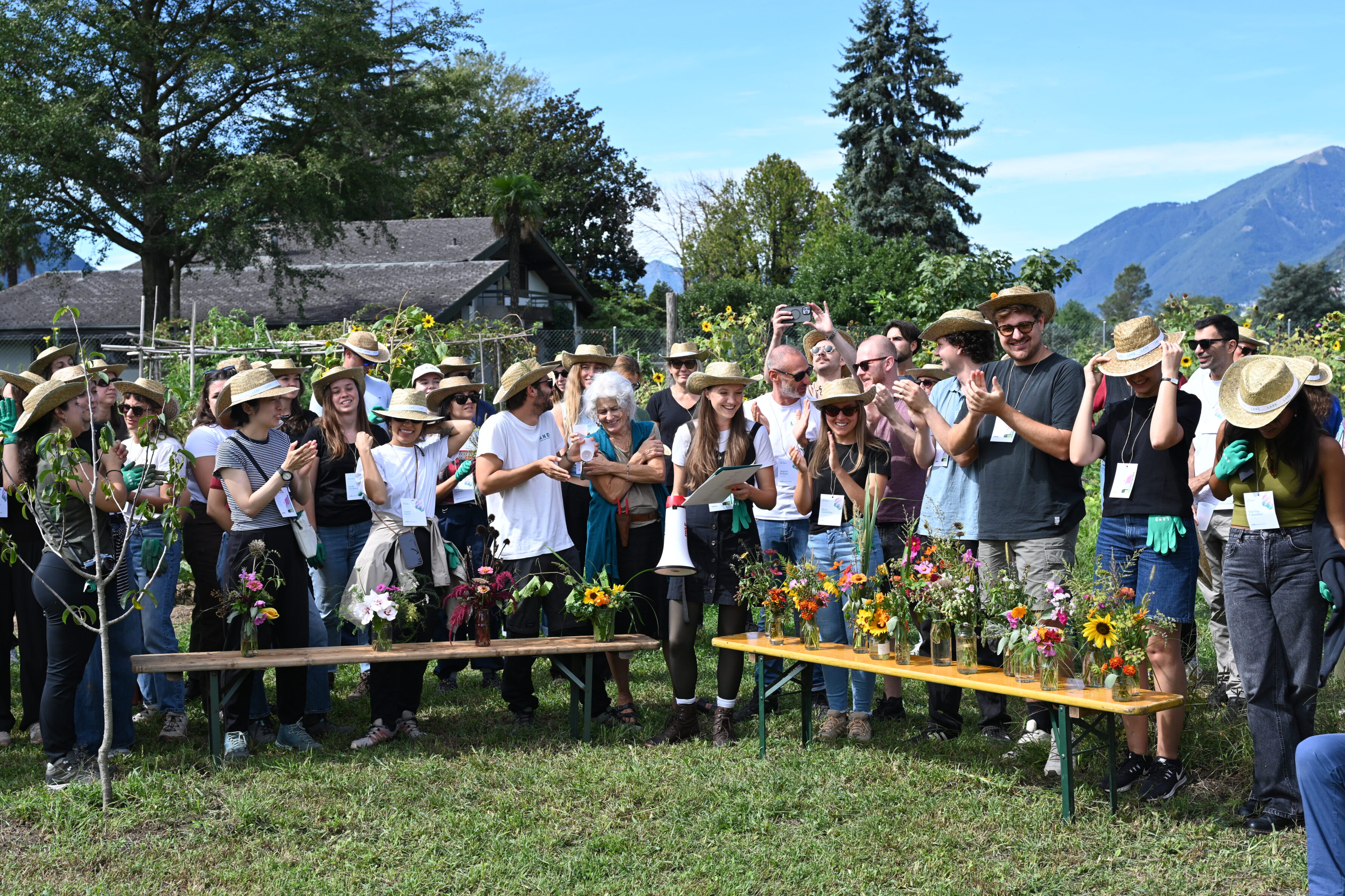 land-landconnects-2026-group-flowers