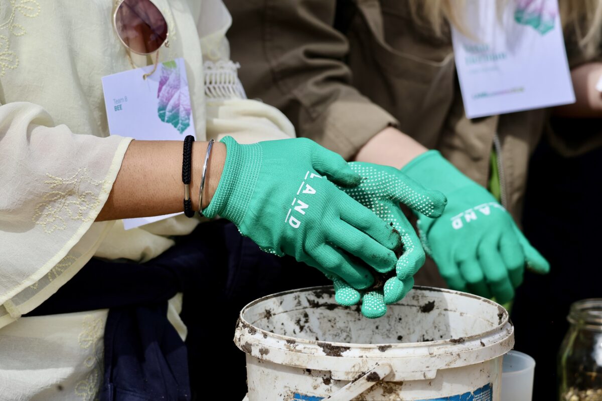 land-landconnects-2026-gloves-dirt